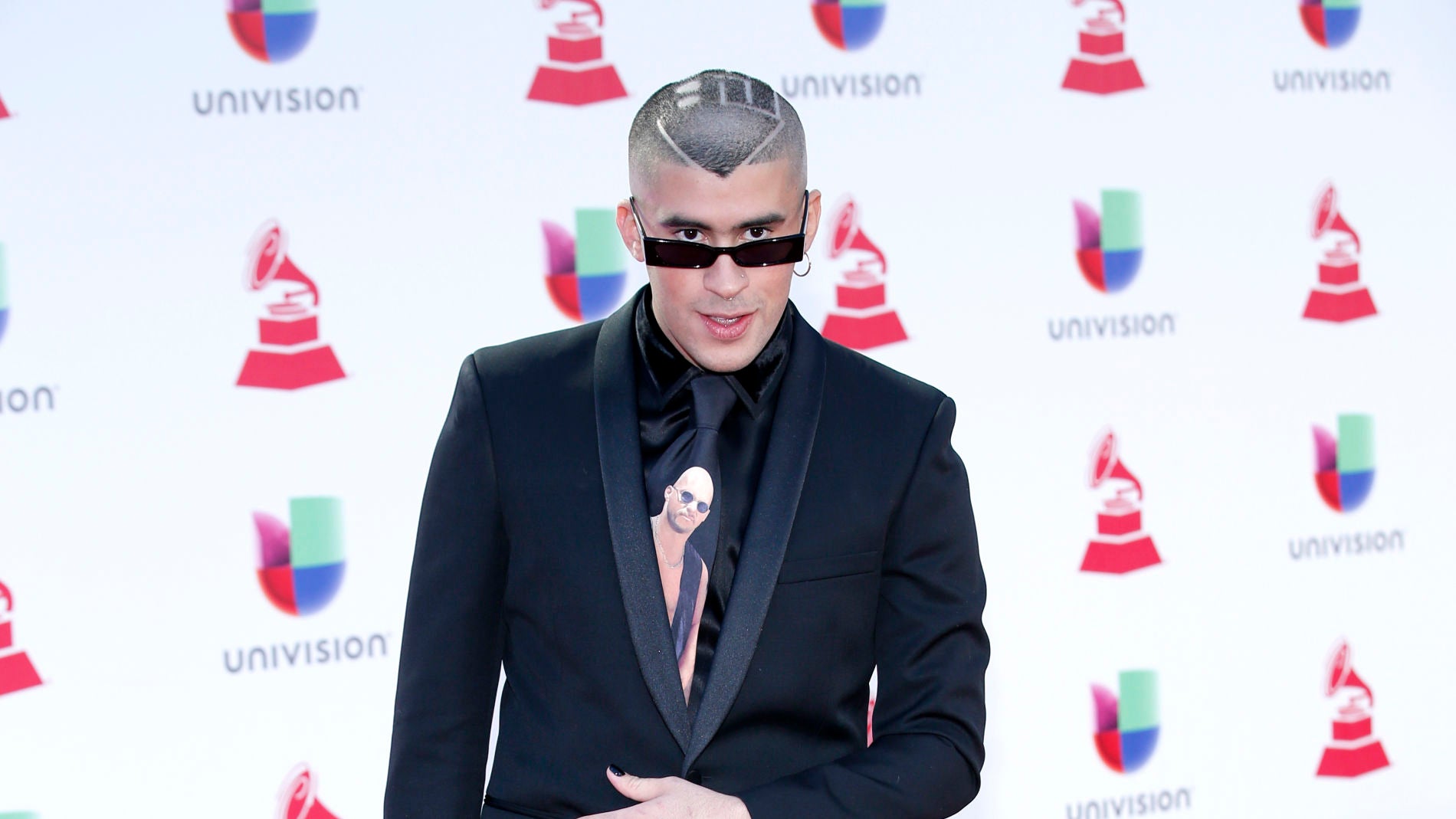 El apasionado beso de Bad Bunny travestido a su novia “Tenía que hacerlo”