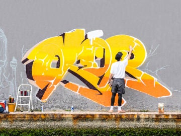 Chico pintando un grafiti