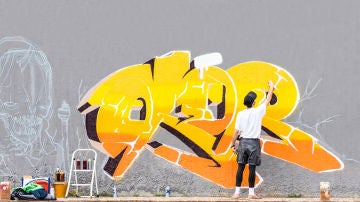 Chico pintando un grafiti Chico pintando un grafiti