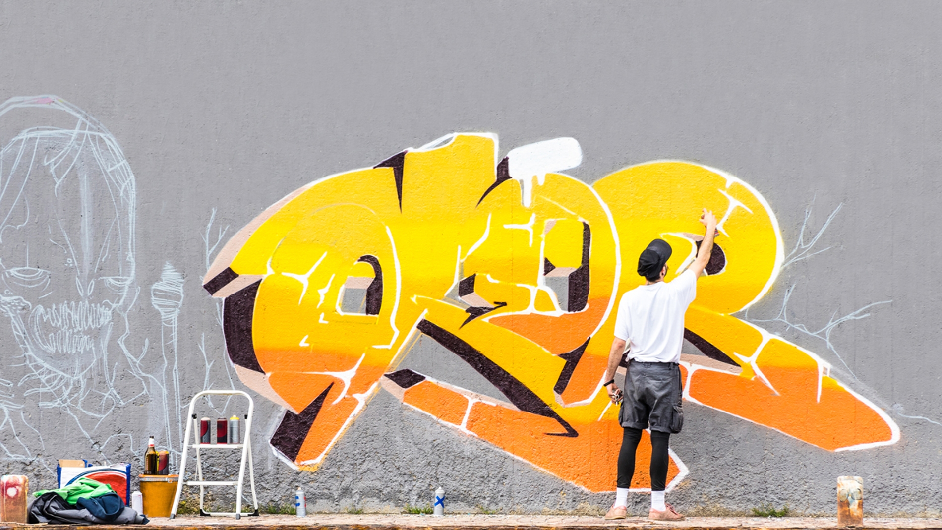 Chico pintando un grafiti