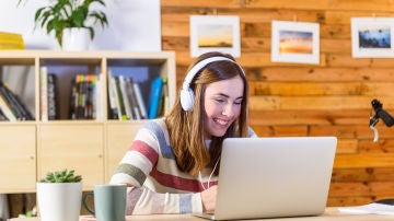 Chica viendo un vídeo con auriculares