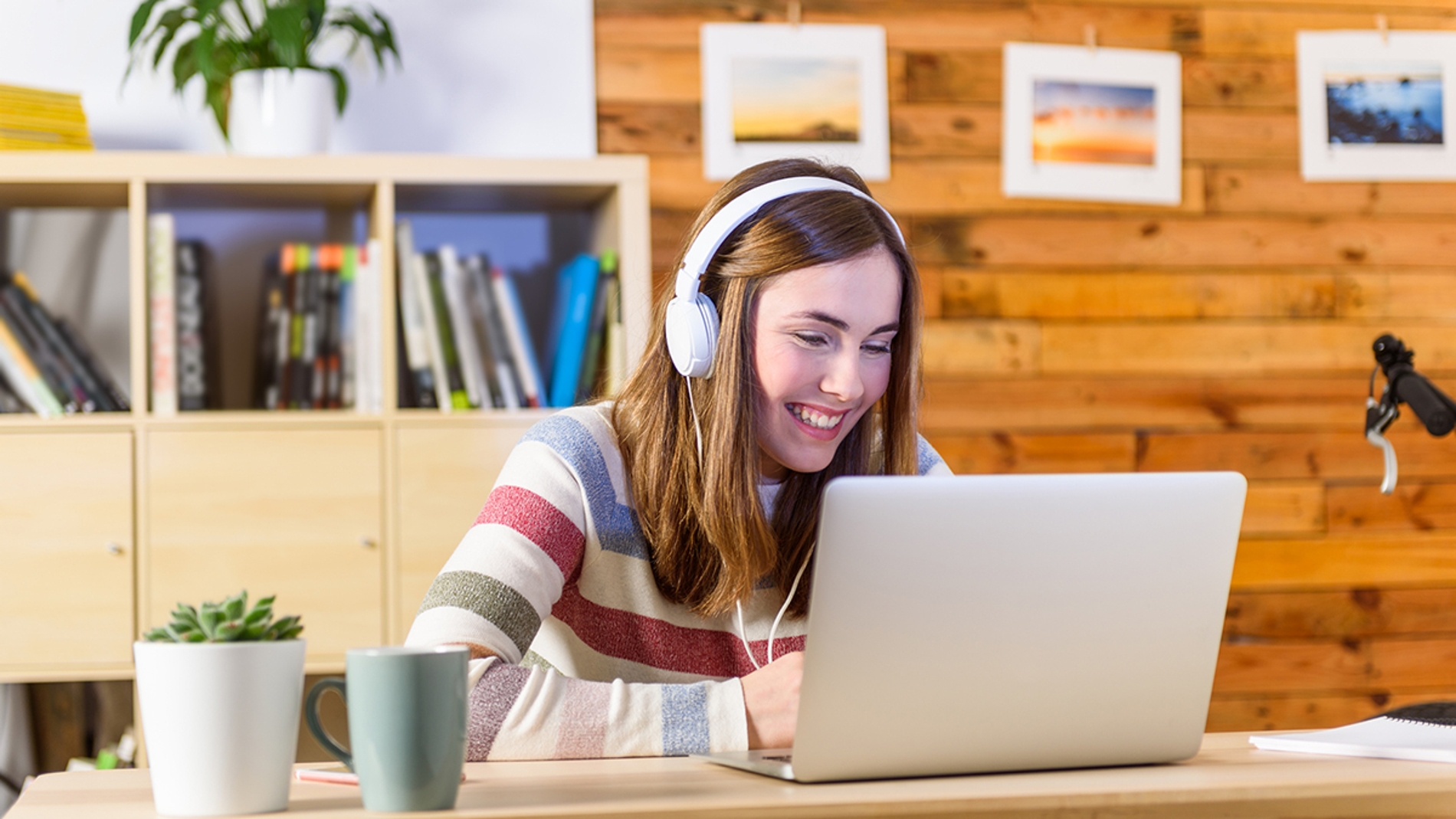 Chica viendo un vídeo con auriculares
