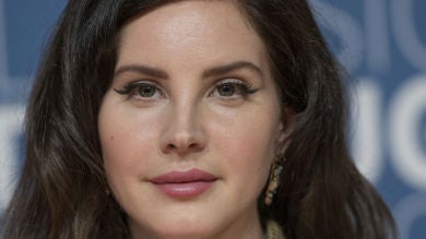 Lana del Rey reclama poder cantar sobre 'relaciones abusivas' sin ser 'crucificada'