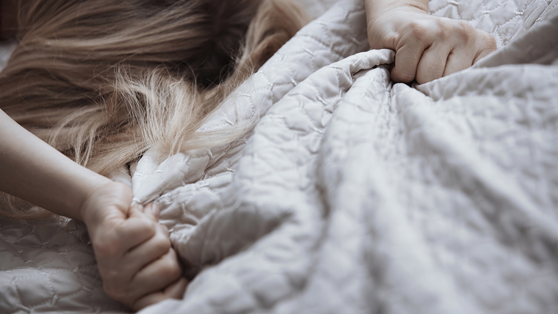 Mujer en la cama