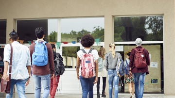 Un grupo de universitarios entrando a clase