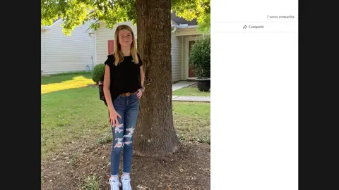 Fotografía de Brooke Mills con una serpiente Fotografía de Brooke Mills con una serpiente