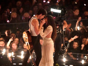 Shawn Mendes y Camila Cabello durante su actuación en los MTV VMAs