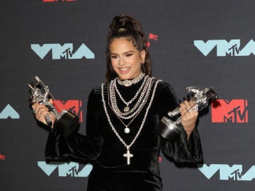 Rosalía con sus dos galardones durante los MTV VMAs 2019