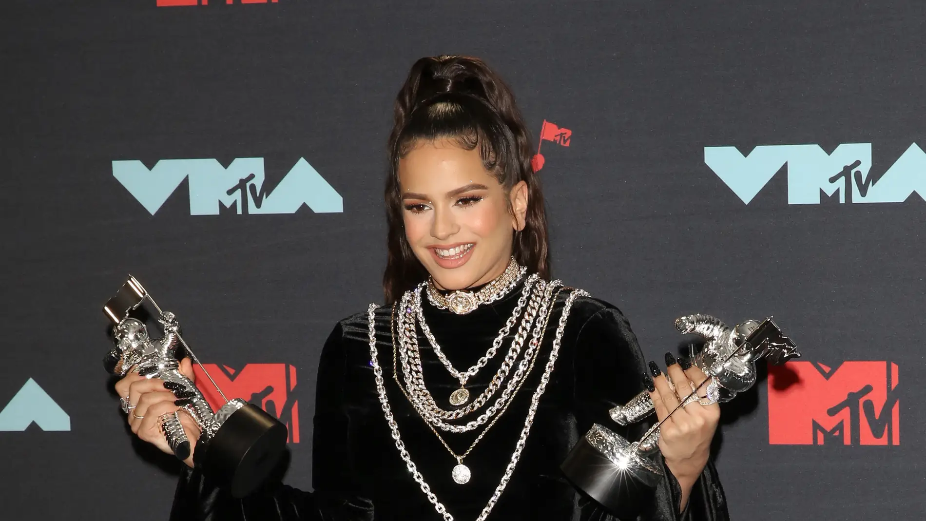 Rosalía con sus dos galardones durante los MTV VMAs 2019
