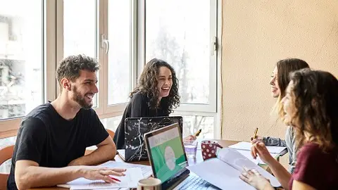 Estudiantes Estudiando exámenes