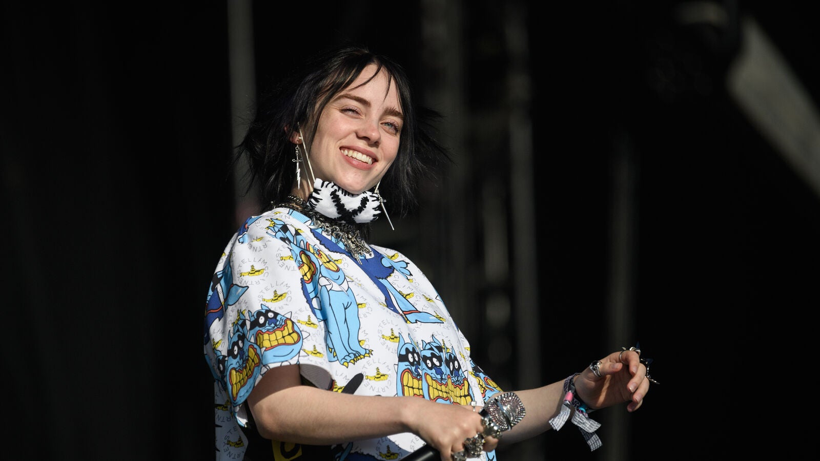 Billie Eilish aterriza con el pie izquierdo (literal)