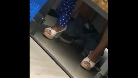 Practican relaciones sexuales en un probador