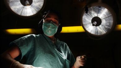 Le implantaron un pene biónico y entro en coma cuando intentó tener sexo con el por primera vez