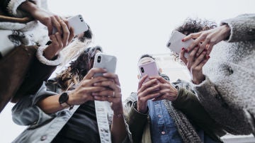 Grupo de jóvenes con teléfonos