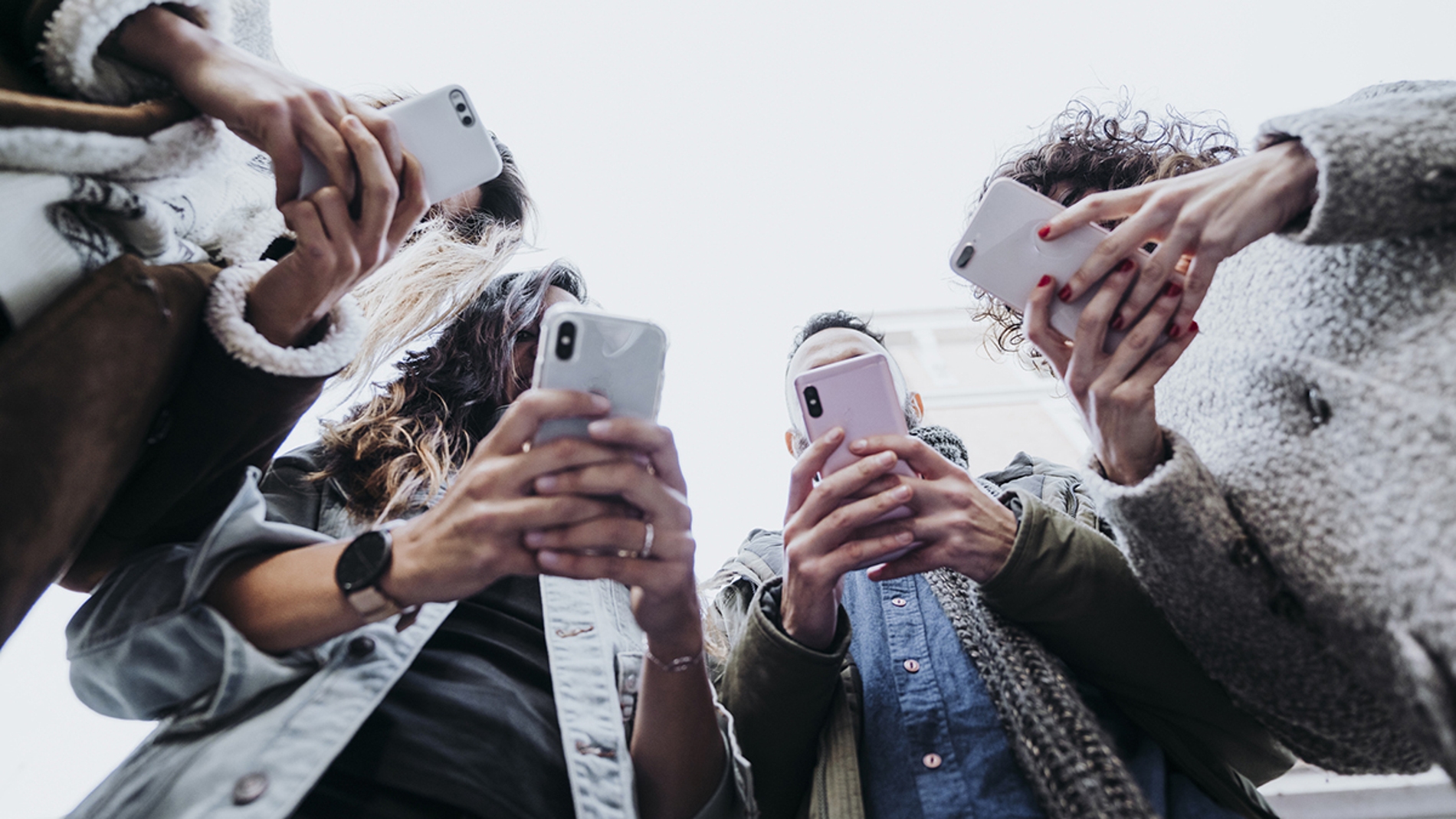 Grupo de jóvenes con teléfonos