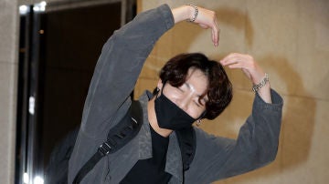 Jungkook, cantante de BTS, con una mascarilla