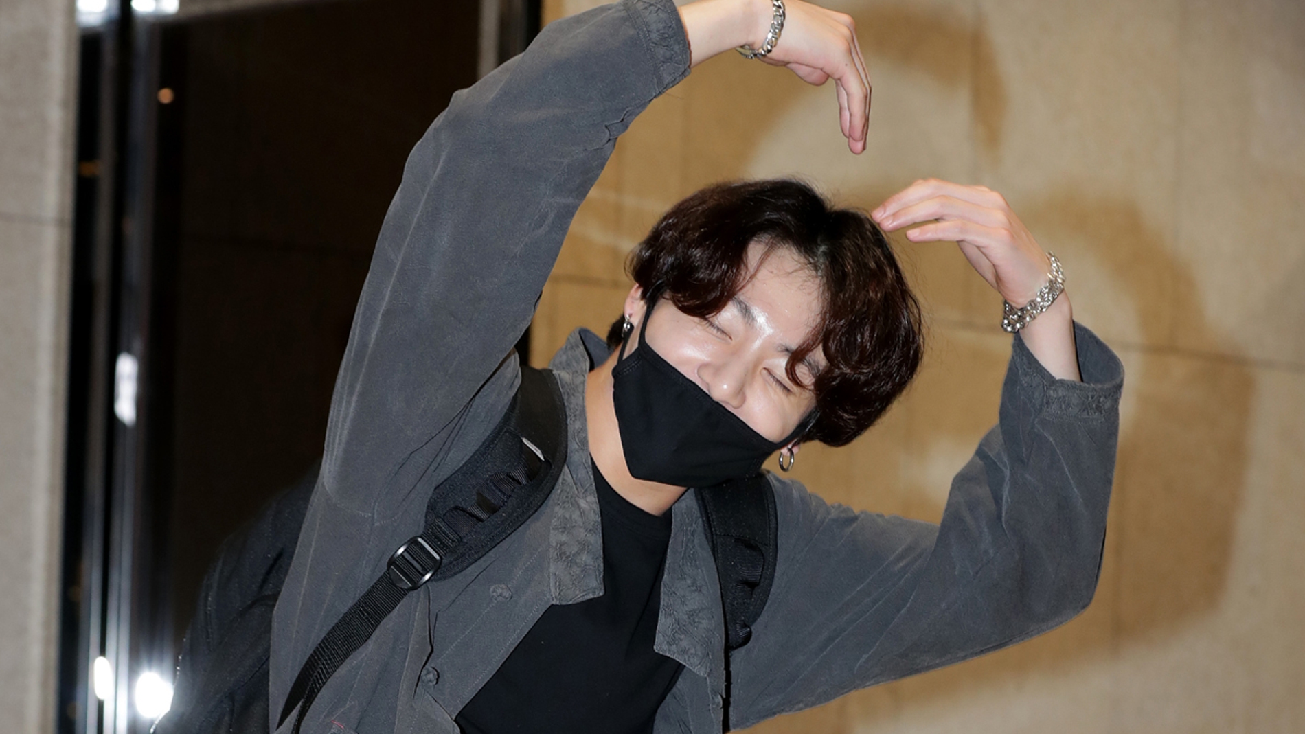 Jungkook, cantante de BTS, con una mascarilla