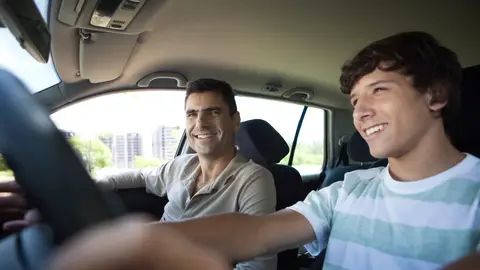 Joven conduciendo por primera vez Joven conduciendo por primera vez