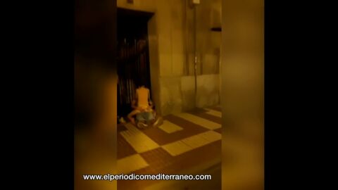 Graban a una pareja practicando sexo en mitad de la calle en Castellón