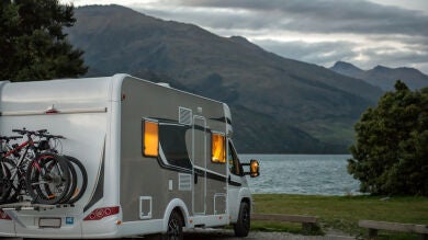 Así es Jennelle Eliana, la influencer raruna que vive en una furgo con una serpiente