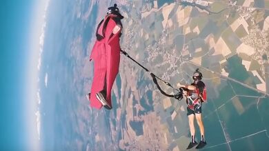 VÍDEO: El primer salto en caída libre realizado desde un paracaidista