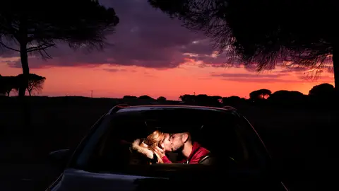 Pareja besándose en un coche Pareja besándose en un coche