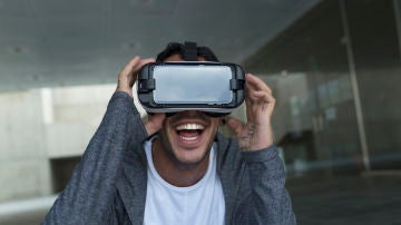 Chico con gafas de realidad virtual
