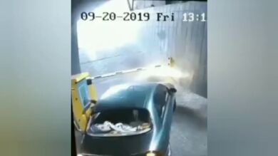 El increíble vídeo viral de un conductor liándola parda al intentar salir de un párking