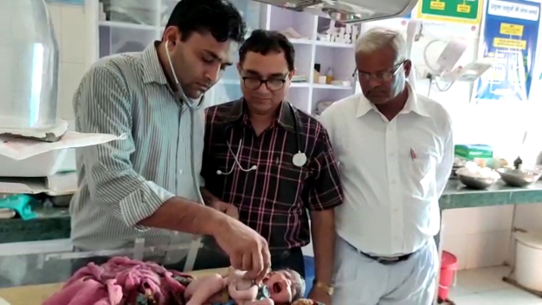 Nace una ni&ntilde;a con cuatro brazos en la India