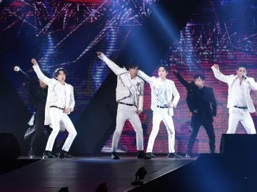 NU'EST durante un concierto en Taipei