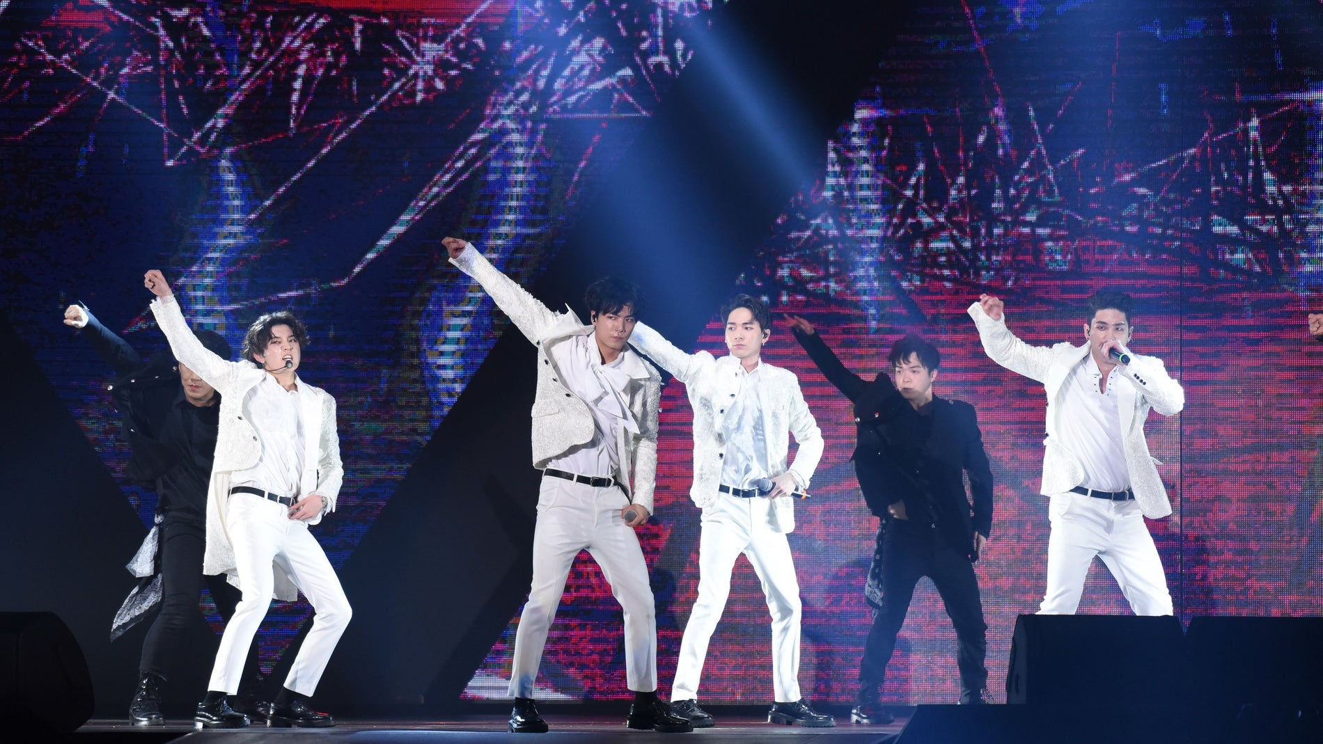 NU'EST durante un concierto en Taipei
