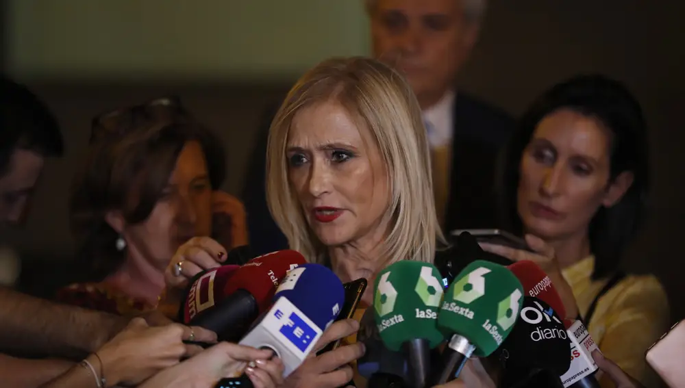 La expresidenta de la Comunidad de Madrid Cristina Cifuentes conversa con los medios esta tarde tras su salida de la Audiencia Nacional