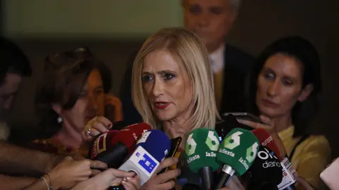 La expresidenta de la Comunidad de Madrid Cristina Cifuentes conversa con los medios esta tarde tras su salida de la Audiencia Nacional La expresidenta de la Comunidad de Madrid Cristina Cifuentes conversa con los medios esta tarde tras su salida de la Audiencia Nacional