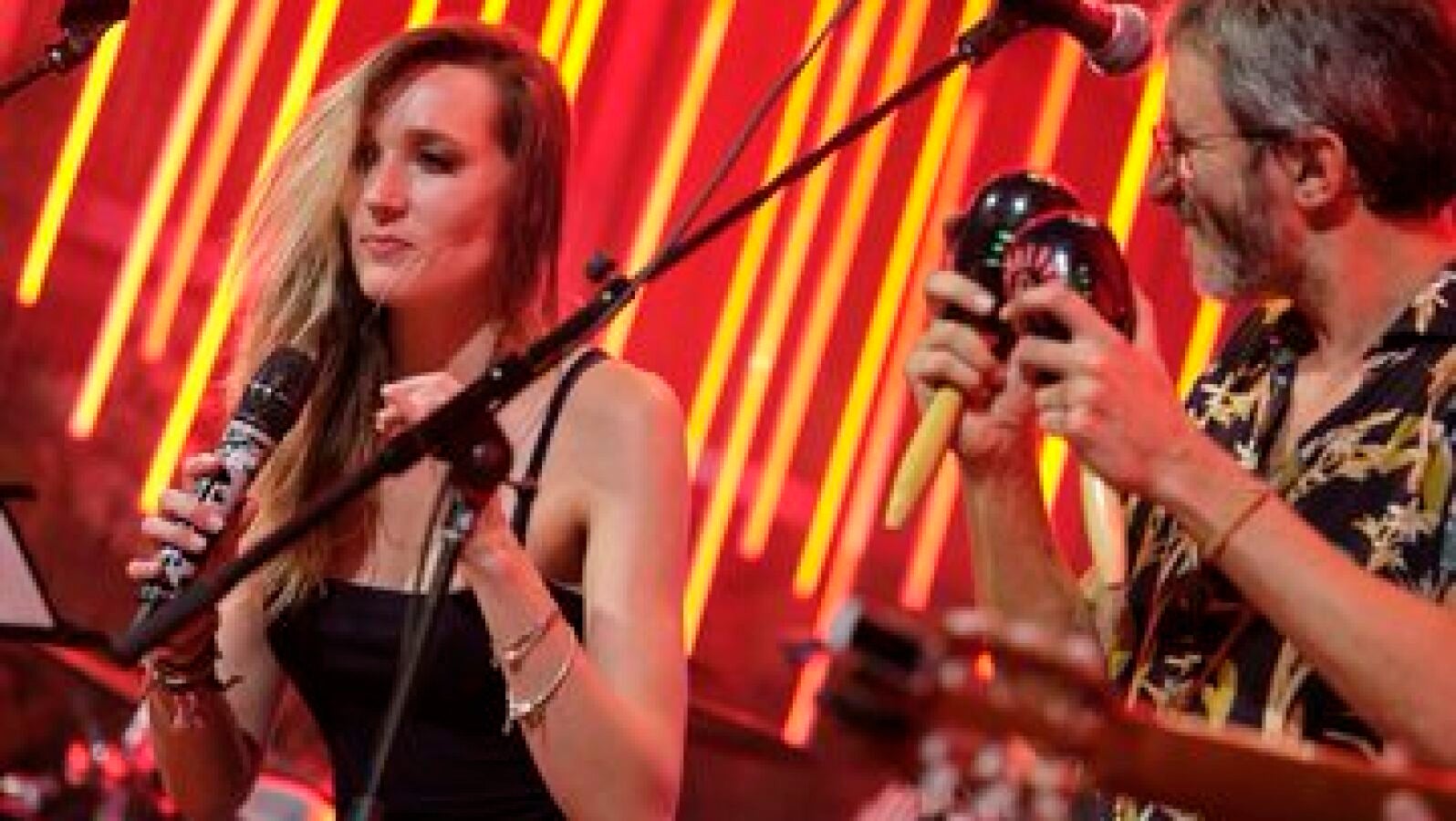 Cartel de Cómplices de Vibra Mahou: Xoel López y Jenny and The Mexicats brillan en la fiesta de presentación