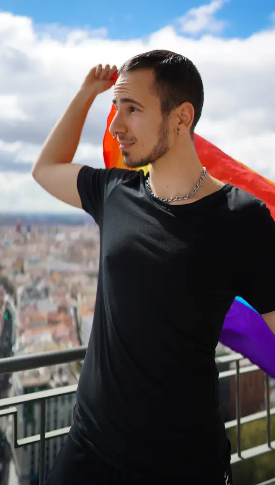 Tigrillo posando con la bandera gay.
