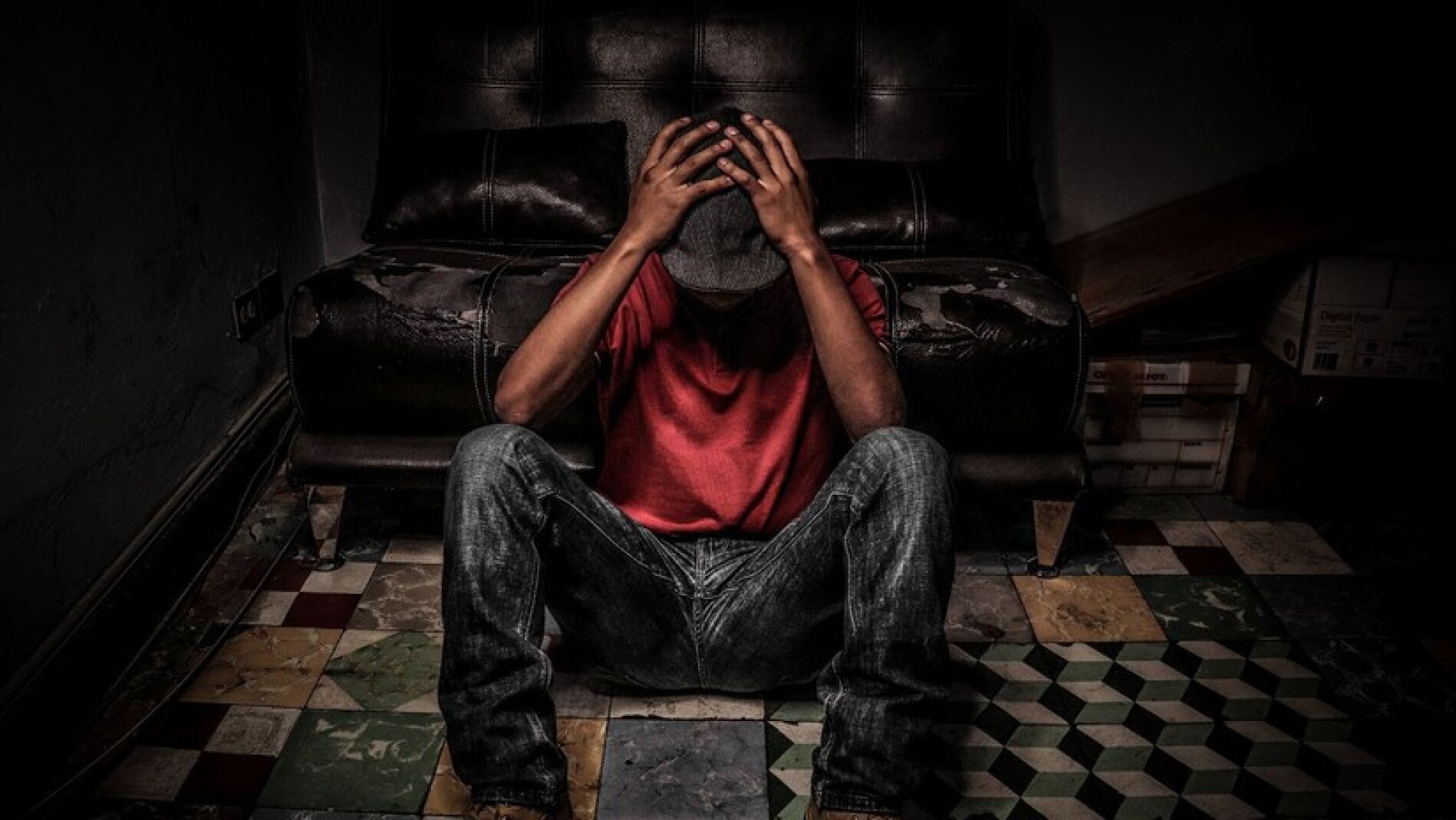 Persona sufriendo (archivo)