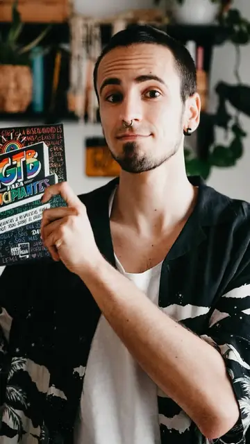 Tigrillo con la portada de su libro Tigrillo con la portada de su libro