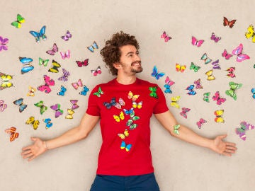 Chico sintiendo mariposas por amor.