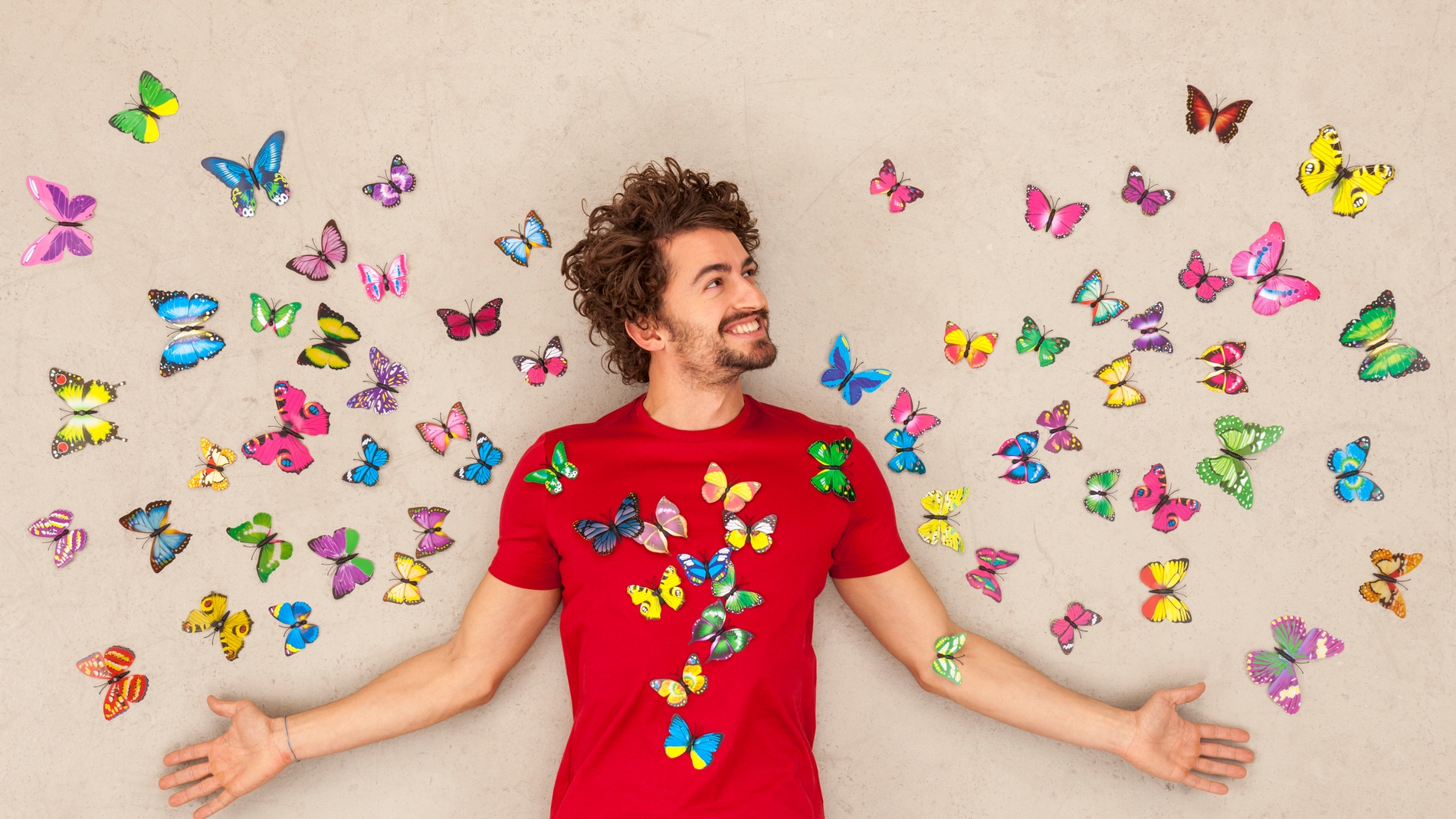Chico sintiendo mariposas por amor.