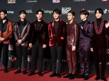 Los chicos de GOT7 posando.