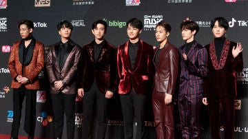 Los chicos de GOT7 posando.