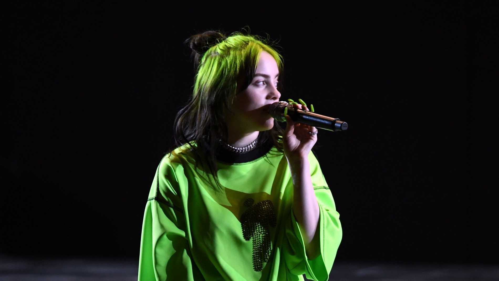 Billie Eilish en concierto mostrando sus raices