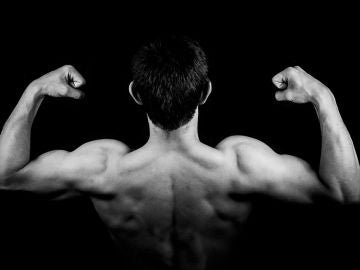 Hombre musculoso (archivo)