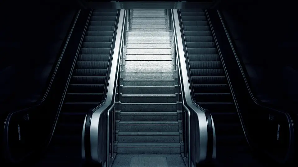 Escaleras de metro (archivo)