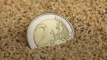 Fíjate en tus monedas de 2 euros: la Guardia Civil alerta del timo de 