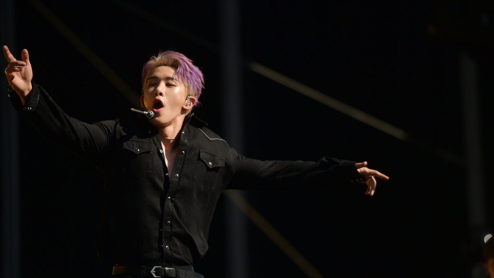 Wonho, arropado por sus fans el día de su despedida de MONSTA X