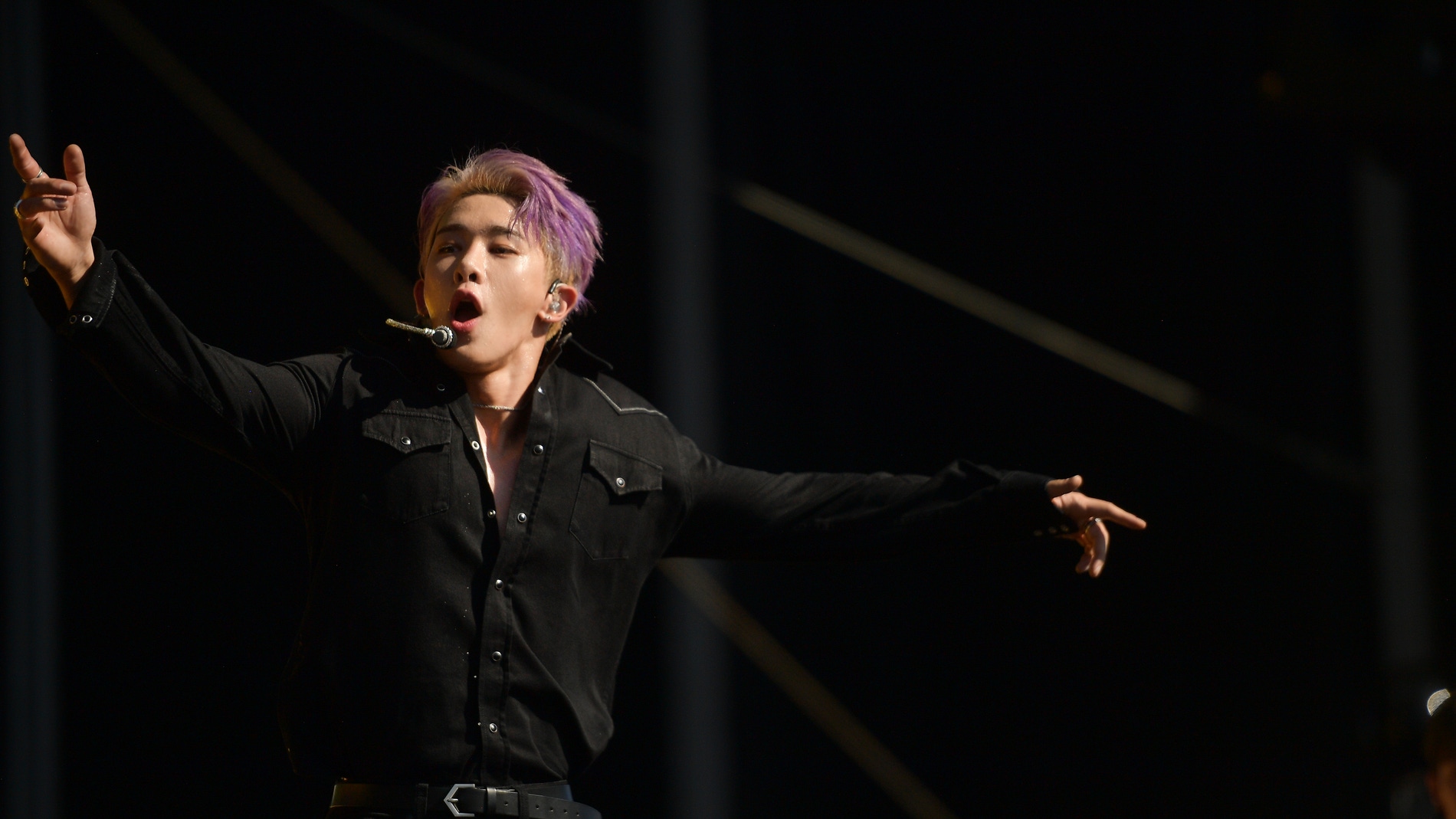 Wonho en mitad de un concierto