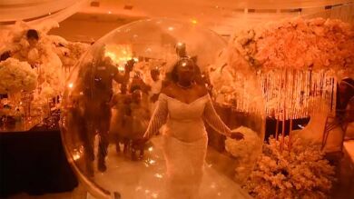 VÍDEO: Una novia entra al baile de novios en una burbuja