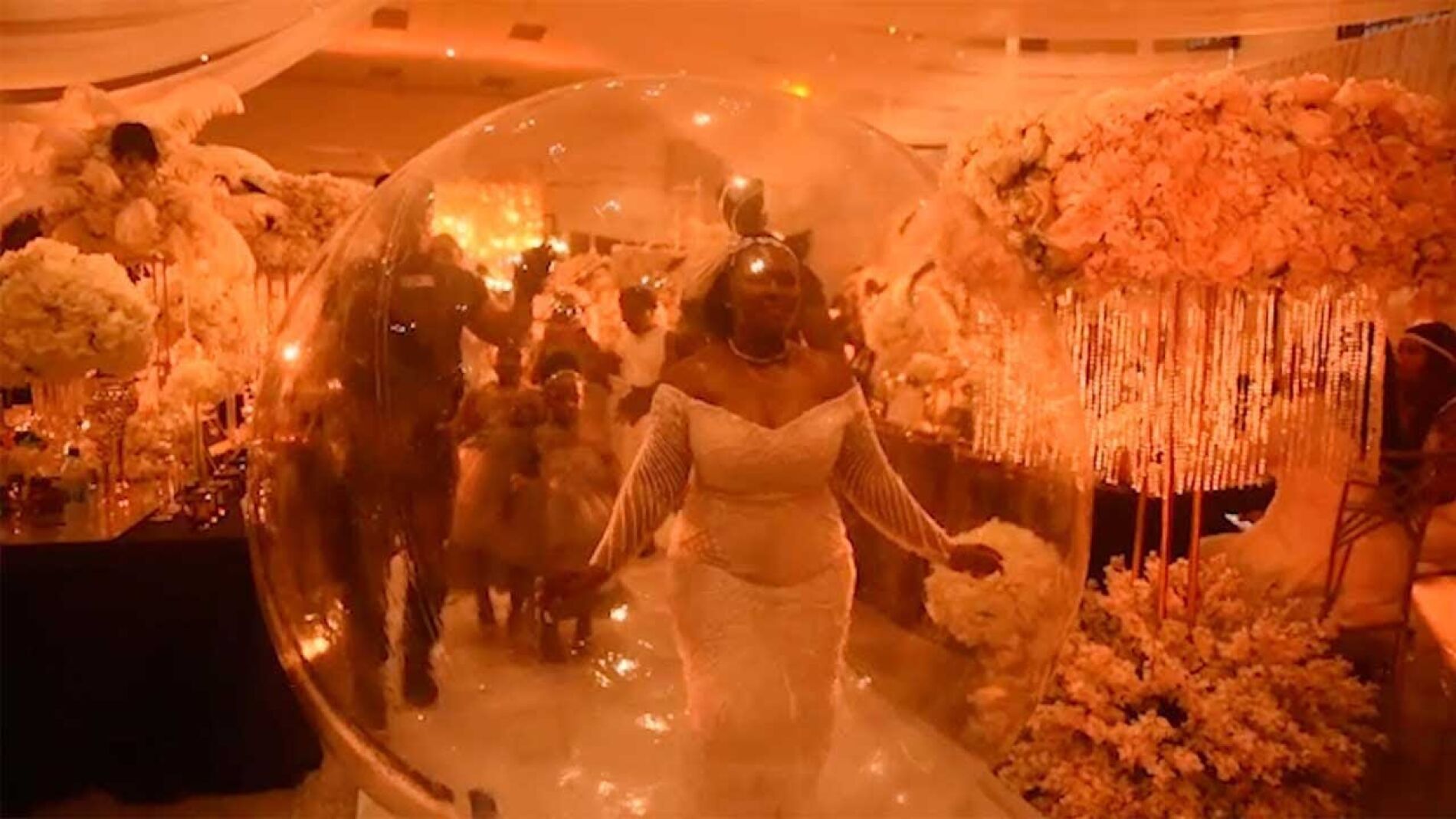 Novia entrando al baile en burbuja