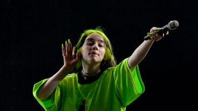 Billie Eilish se desnuda durante un concierto para reflexionar sobre su cuerpo